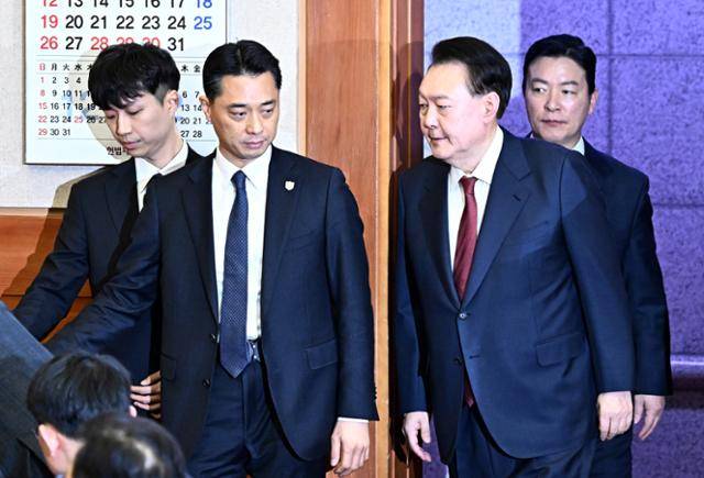 내란 우두머리 혐의로 구속된 윤석열 전 대통령이 1월 23일 서울 종로구 헌법재판소에서 열린 탄핵심판 4차 변론기일에 출석하고 있다. 김성훈(맨 오른쪽) 대통령경호처 차장이 윤 전 대통령을 경호하고 있다. 헌법재판소 제공