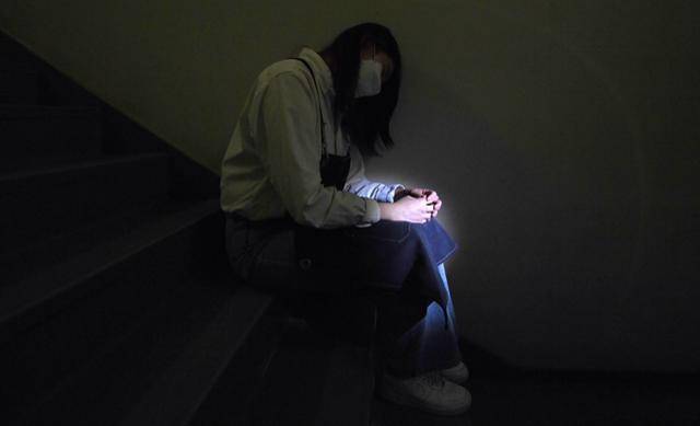 코로나19 확산으로 고통을 호소하는 청년을 이미지화한 모습. 한국일보