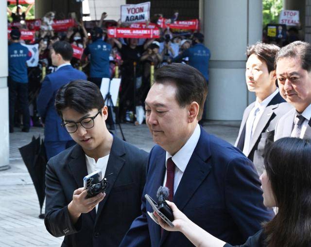 윤석열 전 대통령이 23일 서울 서초구 서울중앙지법에서 열린 내란 우두머리 및 직권남용 권리행사 방해 혐의 사건 8차 공판기일에 출석하고 있다. 연합뉴스