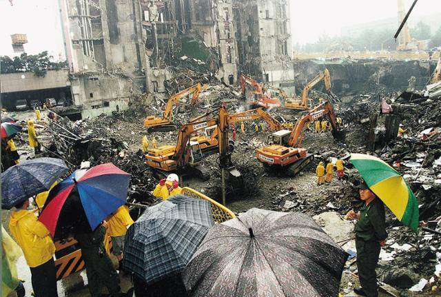 1995년 발생한 삼풍백화점 붕괴 참사 현장에 장맛비가 쏟아져 시신 발굴 및 잔해 제거 작업에 차질이 빚어졌다. 한국일보 자료사진