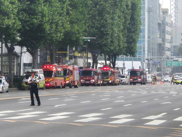27일 오전 서울지하철 2호선, 3호선 교대역 외부에서 가스배관이 파손되는 사고가 발생해 경찰이 일대를 통제하고 있다. 독자 제공