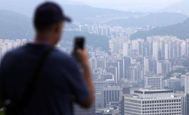 26일 서울 남산에서 바라본 아파트 단지의 모습. 뉴시스
