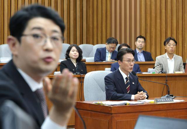 김민석(오른쪽 맨 앞) 국무총리 후보자가 25일 서울 여의도 국회의사당에서 열린 자신의 인사청문회에 출석해 주진우(맨 왼쪽) 국민의힘 의원의 질의를 받고 있다. 연합뉴스
