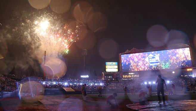 <yonhap photo-4924="">지난해 7월 6일 인천SSG랜더스필드에서 열린 2024 신한 SOL뱅크 KBO 올스타전 드림 올스타와 나눔 올스타의 경기가 나눔의 4-2 승리로 끝난 뒤 불꽃놀이가 펼쳐지고 있다. 사진=연합뉴스</yonhap>