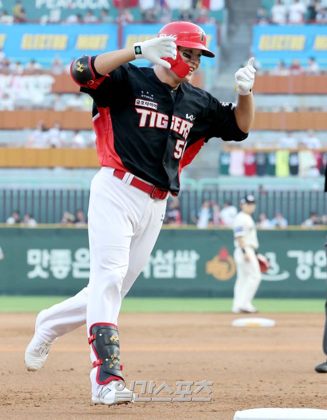22일 오후 인천 SSG 랜더스필드에서 열린 2025 프로야구 KIA 와 SSG경기. KIA 오선우가 7회 중월 1점 홈런을 기록한 뒤 그라운드를 돌고 있다. 인천=정시종 기자 /2025.06.22.