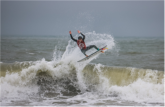 지난해 부산 송정해수욕장에서 열린 부산광역시장배 국제서핑대회에 참가한 선수가 파도를 타고 있다. [사진=부산광역시]