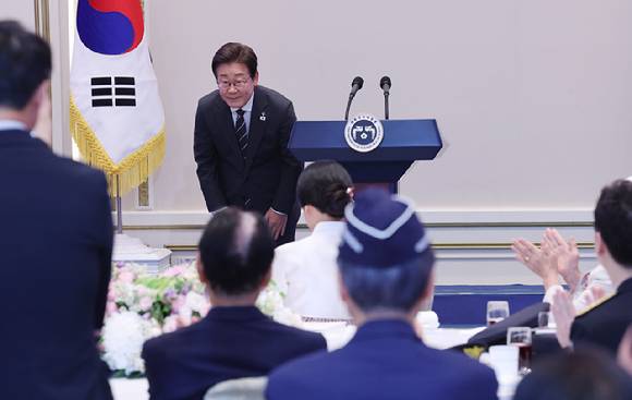이재명 대통령이 27일 청와대 영빈관에서 열린 '호국 보훈의 달, 대통령의 초대' 행사에서 인사하고 있다. 이번 행사에는 국가유공자 및 유족, 보훈단체장, 특별초청자 등이 참석했다. 2025.6.27 [사진=연합뉴스]