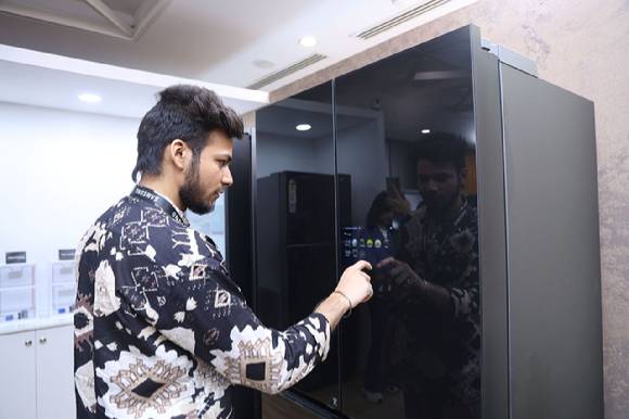 25일(현지시간) 인도 구르가온에서 열린 삼성전자 서남아 테크 세미나에서 참석자가 9형 터치스크린을 탑재한 '비스포크 AI 냉장고'를 체험하고 있다. [사진=삼성전자]