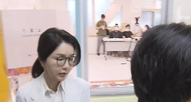 김건희 여사가, 제21대 대통령선거일인 지난 3일 오전 투표소에서 투표를 마친 후 투표소를 나서는 모습. (SBS 캡처)