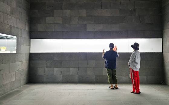 유민 아르누보 뮤지엄에서 관람 중인 제주 여행자들.