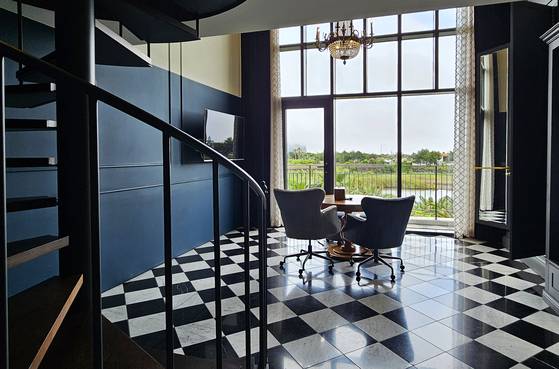 플레이스 캠프 스위트 객실은 복층 구조로 디자인이 독특하다.