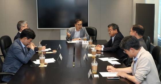 중앙일보 독자위원들이 지난 24일 중앙일보 회의실에서 열린 제63회 독자위원회에서 다양한 의견을 개진하고 있다. 왼쪽부터 심재웅 숙명여대 교수, 김용하 순천향대 교수, 오세정 위원장(전 서울대 총장), 지철호 법무법인 원 고문, 주영환 변호사, 김주형 서울대 교수. 장진영 기자