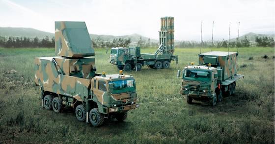 현대 무기는 하드웨어와 소프트웨어 기술 모두 중요해지고 있다. 사진은 아랍에미리트가 도입한 천궁 II 체계. 아랍에미리트 국방부