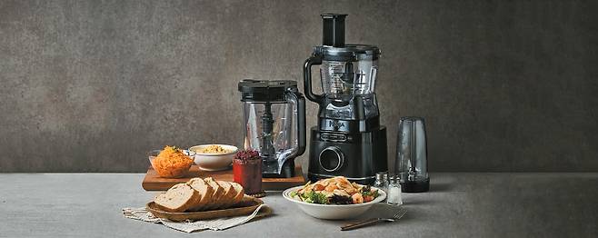 블렌더는 여름철 인기 가전으로 꼽히는데, 주스부터 소스, 샐러드까지 다양한 메뉴를 만들 수 있어 활용도가 높기 때문이다. 사진은 재료의 상태에 따라 속도와 시간을 조절해주는 닌자의 ‘디텍트 파워블렌더 프로 키친 시스템’. [사진 코스모앤컴퍼니]