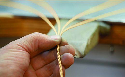 단단한 물성의 18K 골드를 실처럼 가늘게 뽑아, 이를 꼬아 루프로 만든 골드 루프는 벨렌도르프의 기술력을 대표한다. 골드 루프로 만든 네크리스, 브레이슬릿 등은 실크처럼 부드럽게 피부에 밀착해 편안한 착용감을 준다. 사진 벨렌도르프