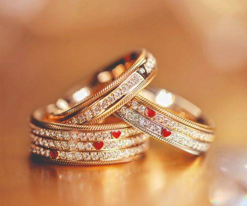 다이아몬드와 골드 에나멜 하트가 세팅된 스피닝 링. 사진 벨렌도르프