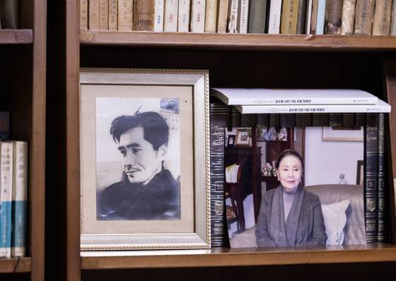 김수영 시인(왼쪽)과 김현경 여사의 사진이 나란히 놓인 서가. 권혁재 사진전문기자