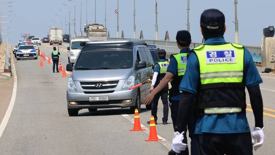 접경지역 내 대북 전단 살포 시도를 막기 위해 인천 강화도 일대에 경찰이 배치된 가운데 18일 강화도 초지대교에서 경찰이 검문·검색을 하고 있다. 연합뉴스