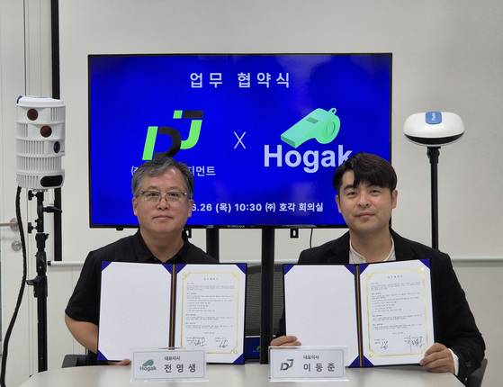 AI스포츠미디어 (주)호각과 스포츠마케팅 전문업체 (주)DJ매니지먼트가 업무 협약을 맺고 시너지 창출을 위한 협업을 약속했다. 전영생 호각 대표(왼쪽)와 이동준 DJ매니지먼트 대표. 사진 호각