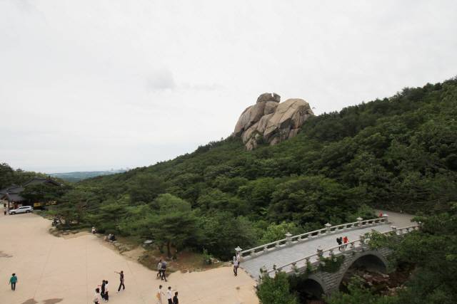 화암사에서 바라본 쌀바위. ‘이삭 수(穗)’ 자를 써서 수바위라고도 부른다.