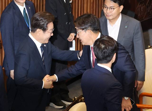 ▲ 이재명 대통령이 26일 추가경정예산 시정연설을 마친 뒤 국회 본회의장에서 국민의힘 권성동(강릉) 의원과 인사하고 있다. 연합뉴스