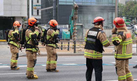 An excavator punctured a city gas pipe near Exit 11 of Seoul National Education Station on Seoul Subway Line No. 2 at around 10:47 a.m. on June 27, prompting authorities to cordon off the intersection near the station. [YONHAP]