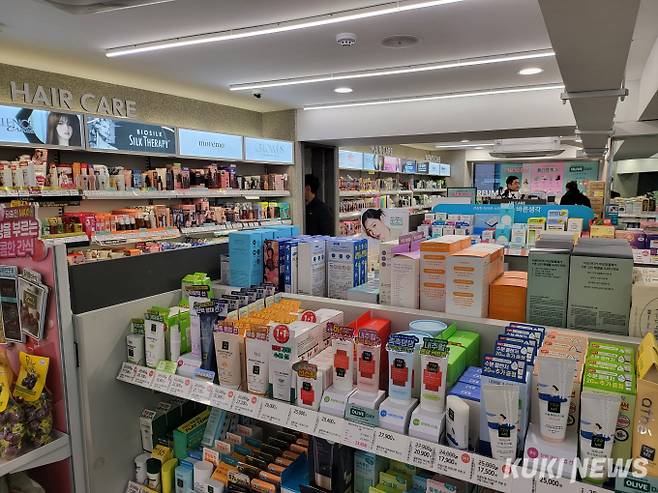 서울의 한 화장품 매장에 제품이 진열되어 있다. 사진은 기사와 직접적인 연관 없음. 심하연 기자