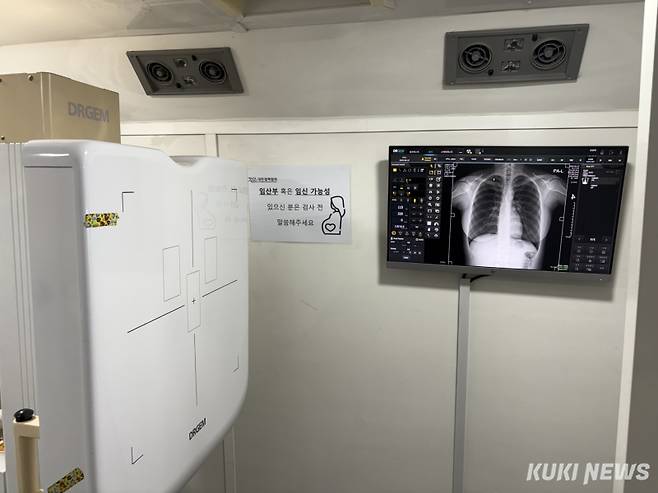 기자는 27일 서울 코엑스 동문 광장에서 열린 ‘폐 건강 체크버스 캠페인’에 참여해 흉부 엑스레이를 촬영했다. 오른쪽 상단에 촬영한 흉부 엑스레이 사진을 바로 확인할 수 있는 모니터가 설치돼 있다. 박선혜 기자