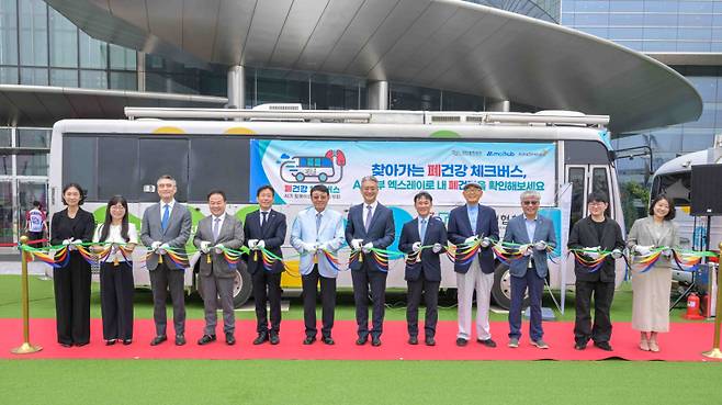 한국아스트라제네카는 27일 대한결핵협회, 마이허브와 폐 건강 체크버스 캠페인의 성공적 운영을 위한 3자 간 업무협약(MOU)를 체결했다. 한국아스트라제네카 제공