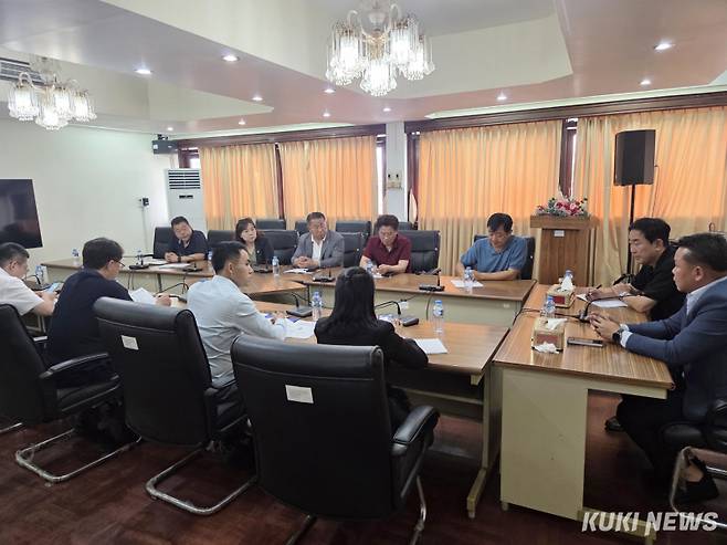 27일(현지시간) 라오스 교육체육부 장관을 비롯한 관계자와 대전시의회 복지환경환위원회, 장애인사회참여증진특별위원회 의원이 직업교육과 특수교육 분야에 대해 논의하고 있다. 사진=대전시의회 라오스 공동취재단