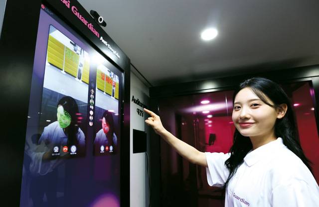 LG유플러스 모델이 합성된 영상의 진위 여부를 파악할 수 있는 AI 기술 ‘안티딥페이크’를 소개하고 있다. LG유플러스는 고객의 보이스피싱 피해를 막기 위해 자사 AI 통화 에이전트 서비스 ‘익시오’에 AI가 위·변조한 가짜 목소리를 판별하는 기능을 탑재한다고 26일 밝혔다. LG유플러스 제공