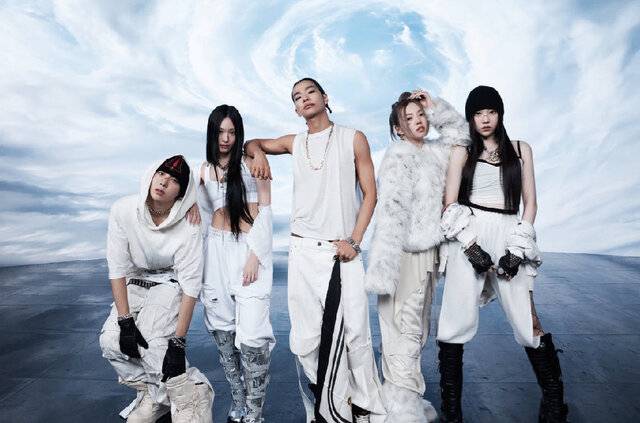 여성 3인, 남성 2인으로 구성된 신인 혼성그룹 ‘올데이 프로젝트’가 26일 음악방송 데뷔 무대에 오르며 본격적인 활동을 시작했다.   더블랙레이블 제공