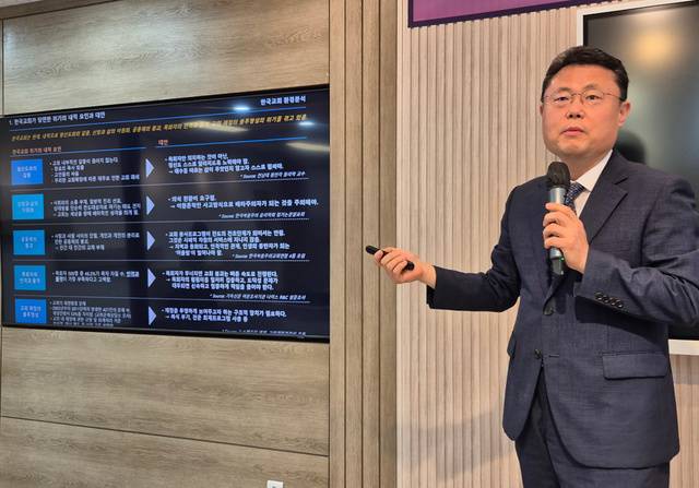 김형근 순복음금정교회 목사가 26일 인천 주안대학원대에서 뉴노멀 시대 영성과 예배 사역 방안에 대해 강의하고 있다.