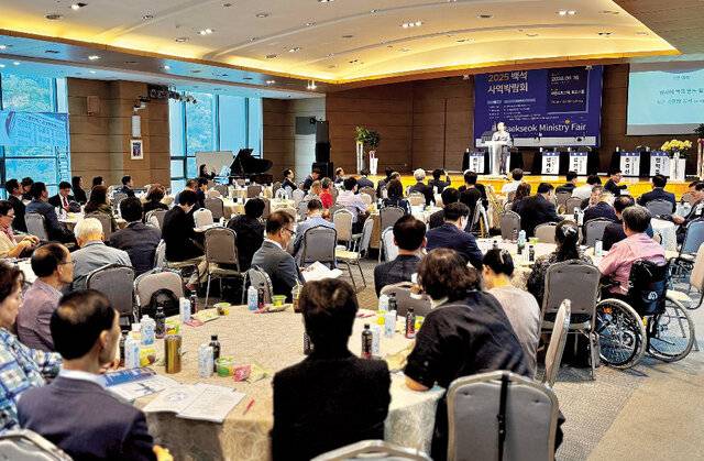 이규환 예장백석 총회장이 26일 경기도 과천소망교회에서 열린 백석사역박람회 개회예배에서 설교를 전하고 있다.