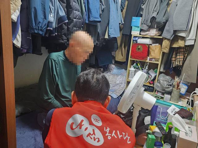 국 목사가 쪽방촌 이웃과 함께 기도하는 모습.