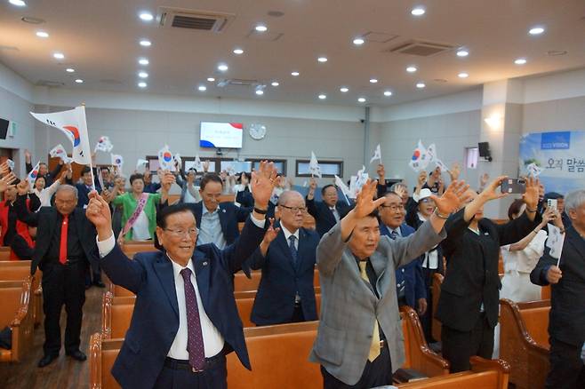 25일 부산 대신교회에서 열린 ‘2025년 제75주년 6.25 구국기도회’에서 참석자들이 태극기를 흔들며 “대한민국 만세”를 외치고 있다.