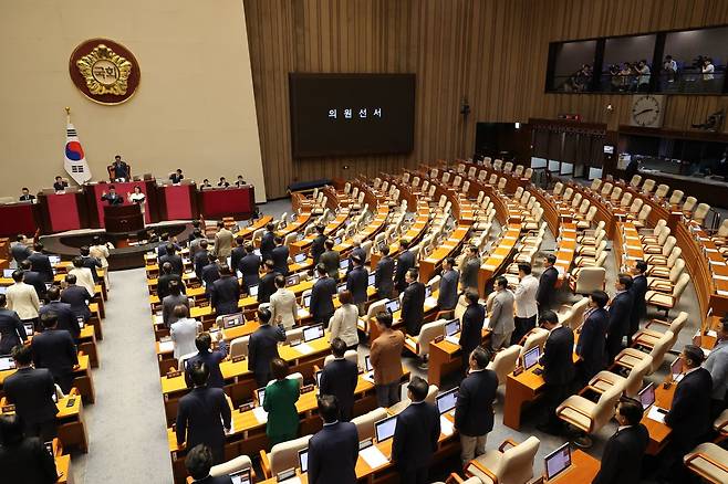 위성락 국가안보실장과 강유정 대통령실 대변인의 국회의원직을 각각 승계한 손솔·최혁진 의원이 27일 국회 본회의에서 선서하고 있다. 연합뉴스