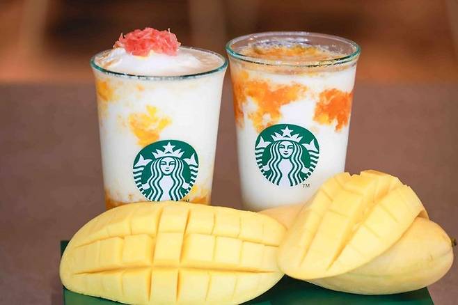 스타벅스 ‘자몽 망고 코코 프라푸치노’와 ‘스타벅스 망고 라떼’. [사진 = 스타벅스 제공]