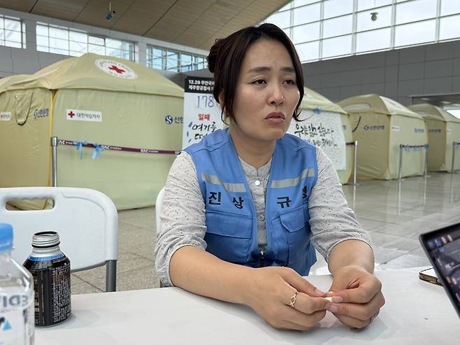 제주항공 유가족협의회 대표 김유진씨가 매일경제와의 인터뷰에서 지난해 12월 발생한 제주항공 여객기 사고 당시를 설명하고 있다.