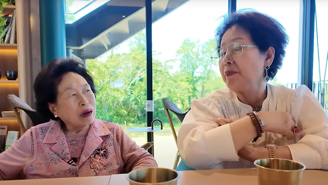 선우용여의 유튜브 채널에서 일본 돈키호테에서 꼭 구매하는 ‘이것’은? 이라는 제목으로 배우 전원주와 함께 출연했다. [사진 = 순풍 선우용여 유튜브 캡처]