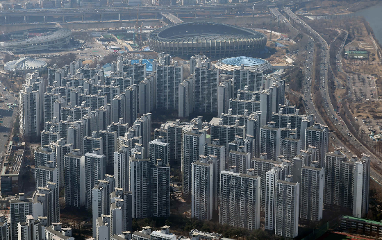 서울 송파구 롯데월드타워에서 바라본 강남 아파트 단지 모습. (매경 DB)