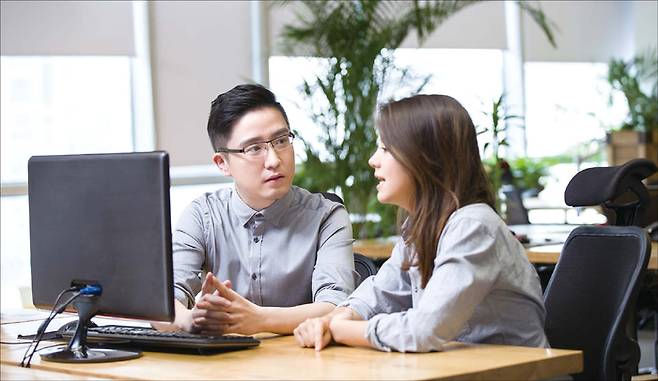 경청에도 증거 기반 경청이 필요하다. 눈으로 주의 집중, 귀로 들을 뿐 아니라 입으로 정리하는 신호를 보내야 한다. (게티이미지뱅크 제공)