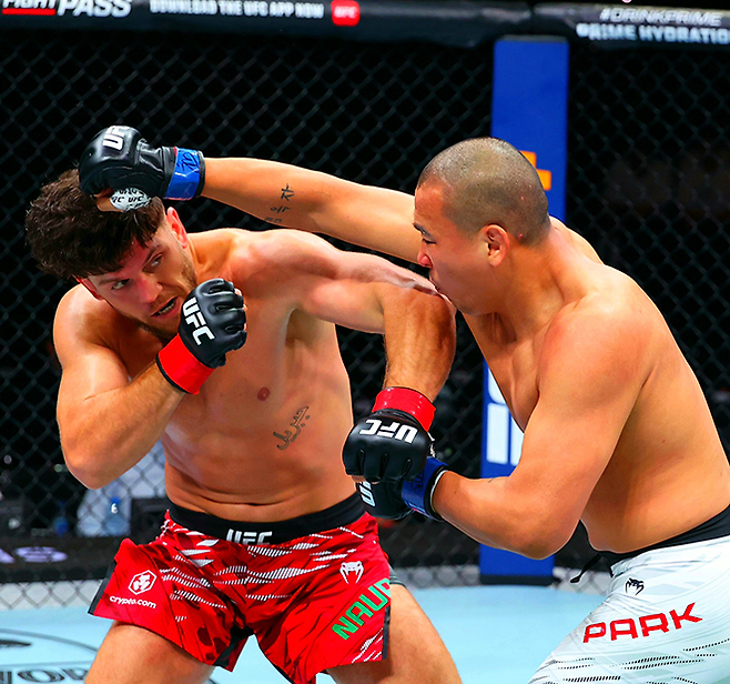 박준용이 2025년 6월 아제르바이잔 바쿠 크리스털 홀 UFC on ABC 8 제5경기 이스마일 나우르디예프에게 시도한 공격이 빗나가고 있다. 사진=TKO