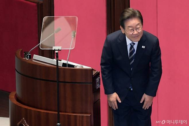 [서울=뉴시스] 국회사진기자단 = 이재명 대통령이 26일 서울 여의도 국회에서 열린 본회의에서 2025년도 제2회 추가경정예산안 시정연설을 하기 전 국민의힘 의원들을 향해 인사하고 있다. 2025.06.25. photo@newsis.com /사진=