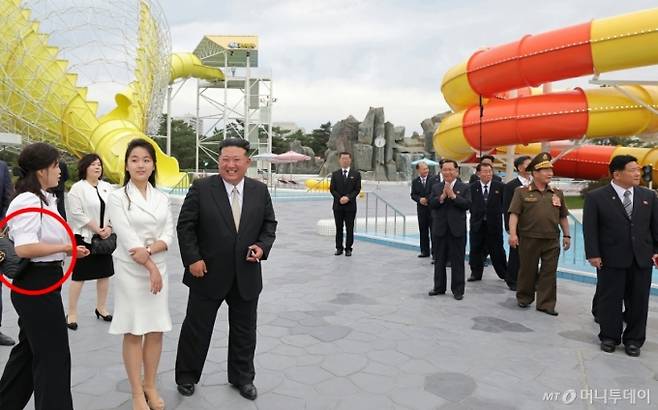 북한 노동당 기관지 노동신문은 26일 "세계를 앞서나가려는 우리 인민의 애국적 열정을 배가해주는 긍지스럽고 고무적인 창조물인 원산갈마해안관광지구 준공식이 6월 24일에 성대히 진행됐다"고 보도했다. 행사에는 리설주 여사와 딸 김주애가 동행했다. 김정은 북한 노동당 총비서의 아내 리설주 여사가 구찌 제품(빨간색 원)으로 보이는 가방을 메고 있다. / 사진=뉴스1(노동신문)