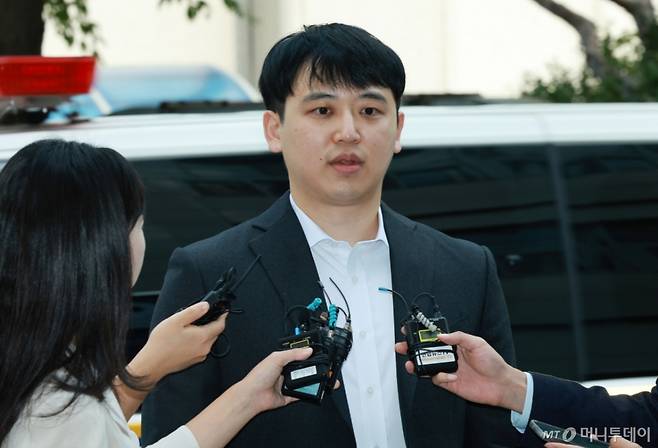 [서울=뉴시스] 고범준 기자 = 한성존 서울아산병원 전공의 대표가 9일 서울 마포구 서울경찰청 광역수사단에서 대한의사협회 전현직 간부들의 전공의 집단 사직 교사 혐의 관련 참고인 신분으로 조사를 받기 위해 출석하며 발언하고 있다. 2024.09.09. bjko@newsis.com /사진=고범준