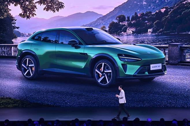 25일(현지시간) 중국 베이징에서 레이쥔 샤오미 회장이 샤오미의 첫 전기차 SUV 모델인 YU7을 소개하고 있다./AFPBBNews=뉴스1