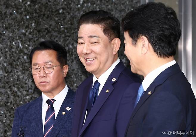 (서울=뉴스1) 김민지 기자 = 김병기 더불어민주당 대표 직무대행 겸 원내대표가 26일 서울 여의도 국회에서 우원식 국회의장과의 원 구성 관련 회동을 마치고 브리핑을 하고 있다. 오른쪽부터 문진석 원내수석부대표, 김 원내대표, 문금주 대변인. 2025.6.26/뉴스1  Copyright (C) 뉴스1. All rights reserved. 무단 전재 및 재배포,  AI학습 이용 금지. /사진=(서울=뉴스1) 김민지 기자