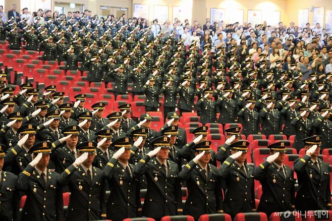 27일 충북 괴산군 육군학생군사학교에서 열린 2025년 대한민국 육군장교 통합임관식에서 신임 장교들이 임석상관인 육군참모총장 직무대리에게 경례를 하고 있다. / 사진=육군