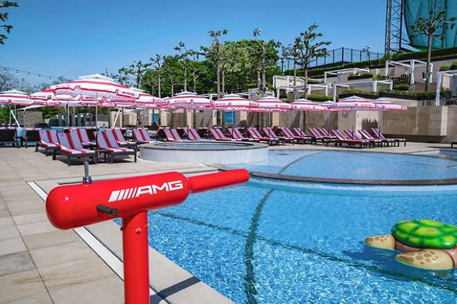 서울 내 호텔은 접근성이 용이해 어린 자녀를 둔 30~40대 젊은 부모에게 인기다. 사진은 반얀트리 서울 야외 수영장 '오아시스'의 모습/ 사진=반얀트리 서울 제공